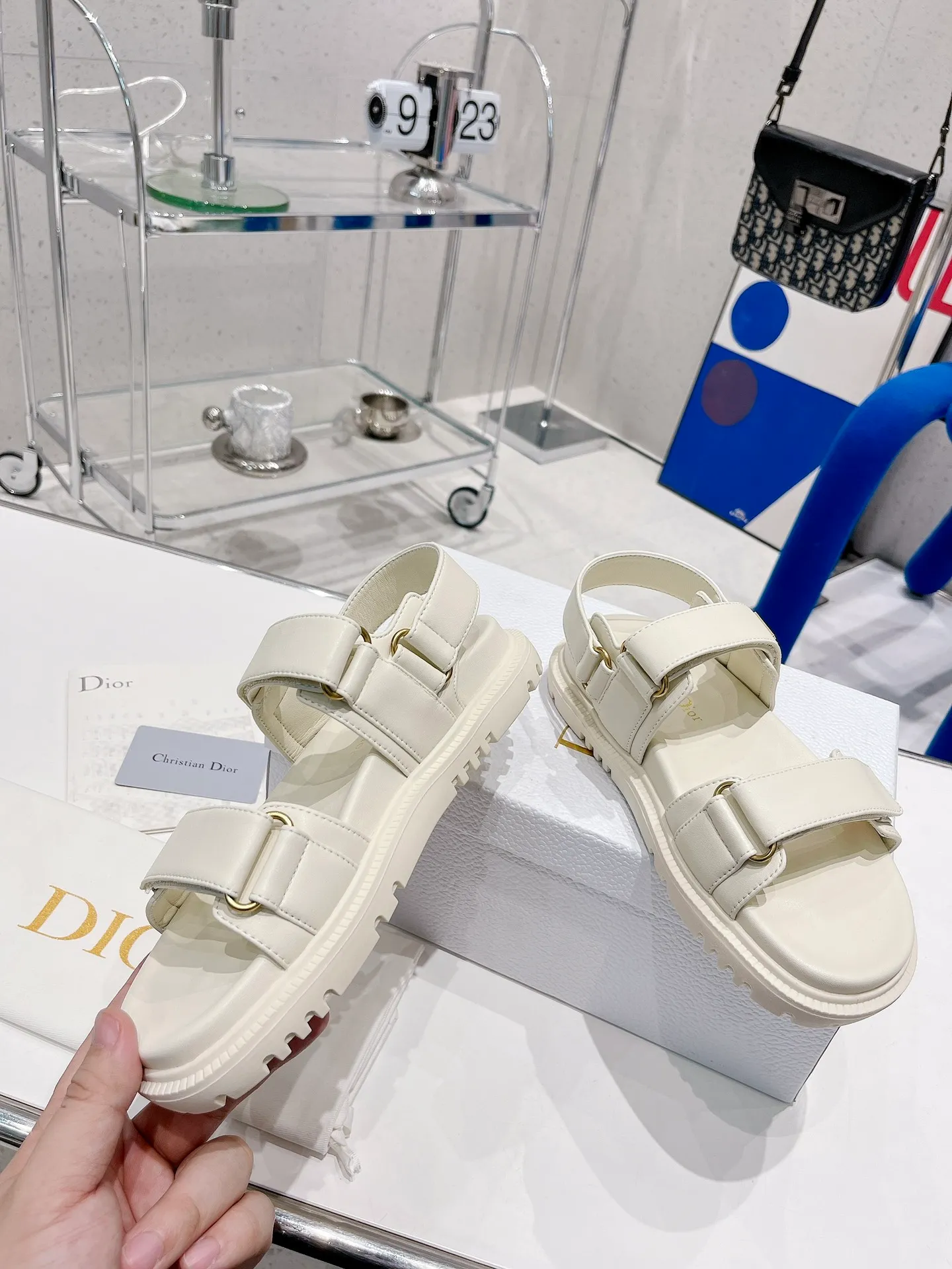 👟👟Ex-factory price 440👟👟 Dior 2022 Dior new color Velcro sandals original replica super durable and versatile style very comfortable on the feet, slim and white, more fragrant than the grandma model Upper: original cowhide Inner: sheepskin lining Buckle: original d hardware buckle Outsole: original molded T👟👟 ex-factory price U outsole Code number: 35～40#